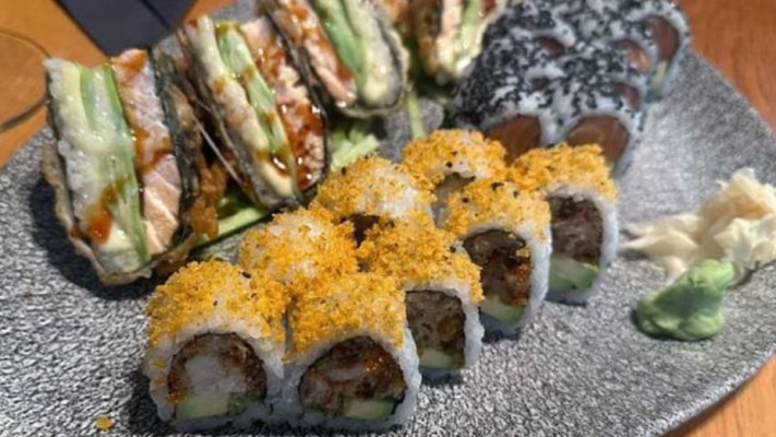 קאני רול, רול סלמון ואבוקדו וסנדוויץ' סושי במילוי סלמון 