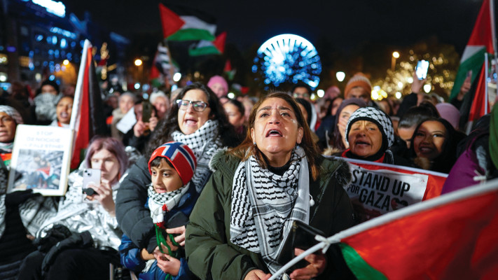 הפגנה פרו פלסטינית מחוץ לבניין הפרלמנט באוסלו