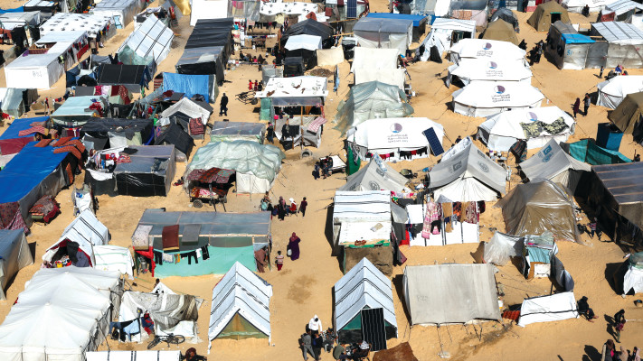 אוהלים של מפונים עזתים ברפיח (צילום: רויטרס)