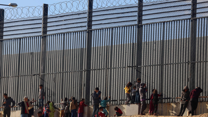 תושבים עזתים בגבול מצרים