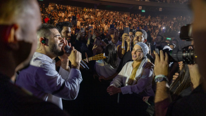 עדן חסון מקדיש שיר לאימו במהלך הופעה