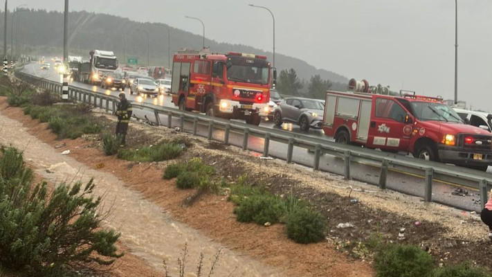 לוחם אש נפצע באורח קשה במהלך פעולות לסיוע לפצוע בתאונת דרכים על ציר 65 (צילום: כבאות והצלה)