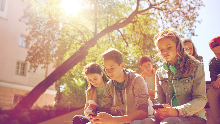 ילדים בבית ספר עם טלפונים, אילוסטרציה