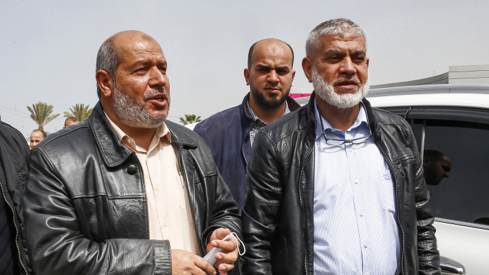 רווחי מושתהא (בתכלת) לצד ח'ליל אל-חיה (צילום: SAID KHATIB/AFP via Getty Images)