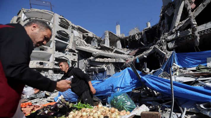 שוק בעזה (צילום: REUTERS/Ibraheem Abu Mustafa)