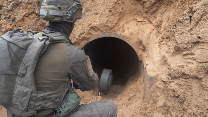 לוחם יהל''ם מפוצץ מנהרה של חמאס (צילום: דובר צה''ל)