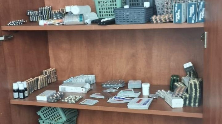 התרופות הנרקוטיות שנתפסו אצל החשודים (צילום: דוברות המשטרה)