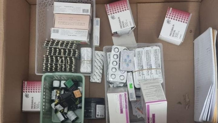 התרופות הנרקוטיות שנתפסו אצל החשודים (צילום: דוברות המשטרה)