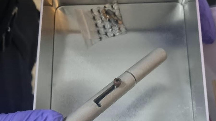 עט האקדח שנתפס אצל החשודים