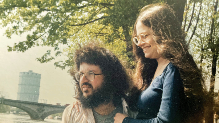 היו לנו  נישואים יהירים. טובים משל אחרים בעינינו. נעמי ורון בצעירותם