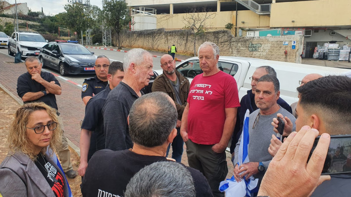 מפגינים מחוץ לביתו של גנץ