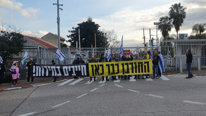 ההפגנה מחוץ לביתו של גנץ