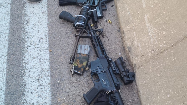 Les armes utilisées par les terroristes à Ma'ale Adumim (photo : porte-parole de la police)