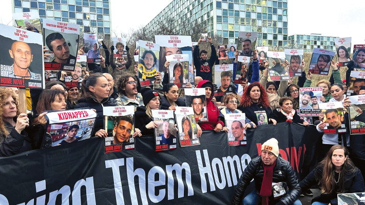 נציגי משפחות החטופים והנעדרים מחוץ לבית הדין הפלילי בהאג (צילום: רמי עמיחי, רויטרס)