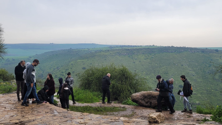 מטיילים בנחל תבור