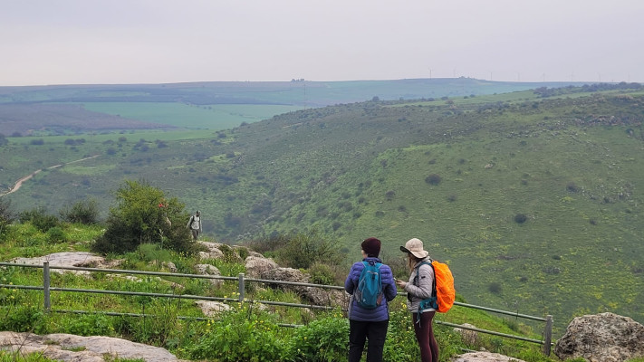 מטיילים בנחל תבור