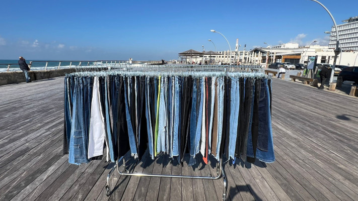 מכירת בגדים מיוחדת בנמל תל אביב לטובת שיקום בית הגלגלים בעוטף (צילום: גל יערי)