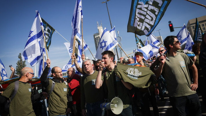 מחאת אנשי ''אחים לנשק'' מחוץ לדיון בבג''ץ (צילום: יונתן זינדל, פלאש 90)