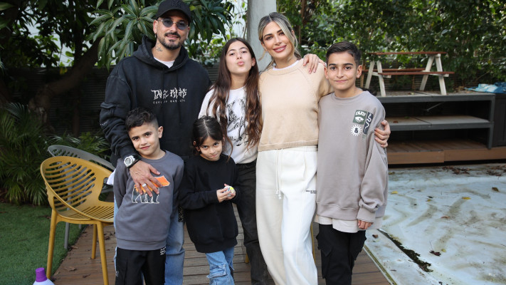 מירן בוזגלו עם בעלה מאור והילדים (צילום: אור גפן)