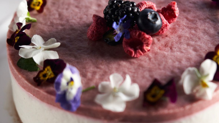 אמאלה איזה יפה. עוגת גבינה ותותים של חן כהן 