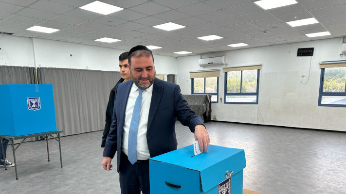 השר משה ארבל מצביע בבחירות המקומיות (צילום: ללא)