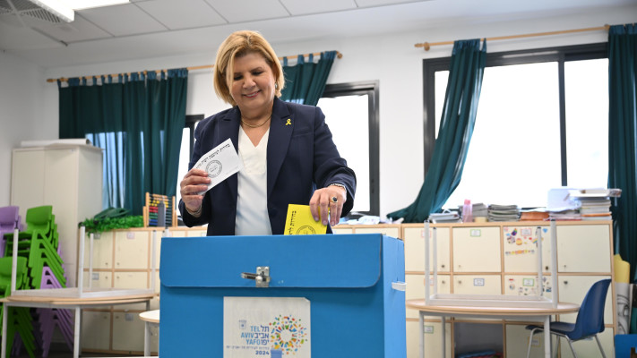 אורנה ברביבאי מצביעה בבחירות לרשות המקומיות (צילום: אלעד גוטמן)