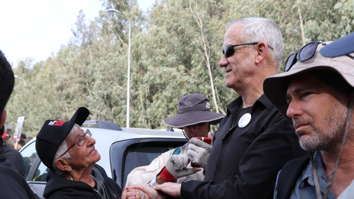 בני גנץ במסע האלונקות של משפחות החטופים סמוך לבית שמש