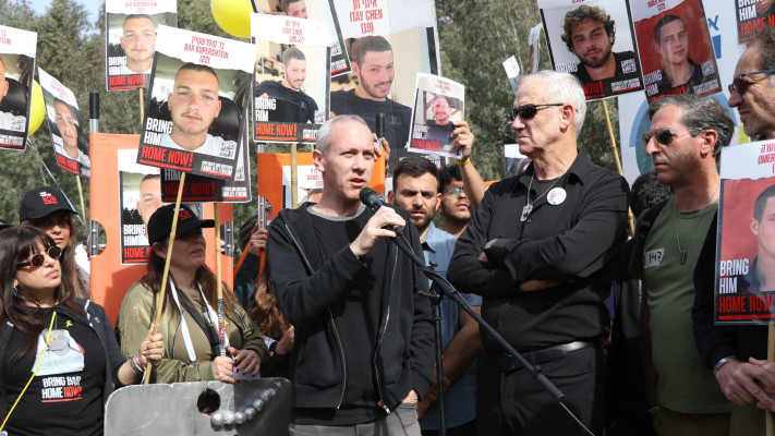 בני גנץ וחילי טרופר בצעדת משפחות החטופים (צילום: דוברות בני גנץ)