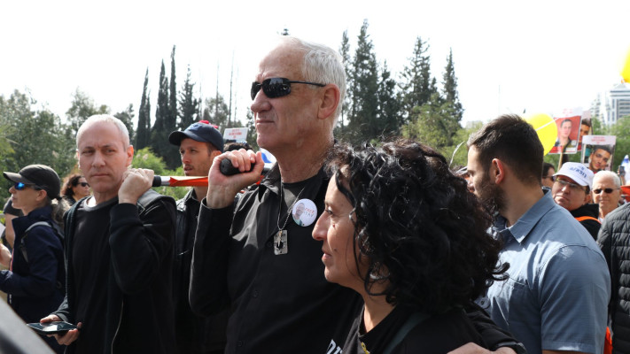 למען שחרורם: בני גנץ וחילי טרופר צועדים עם משפחות החטופים