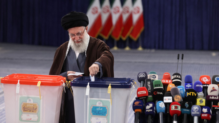 מנהיג איראן עלי חמינאי מצביע בבחירות הפרלמנטריות