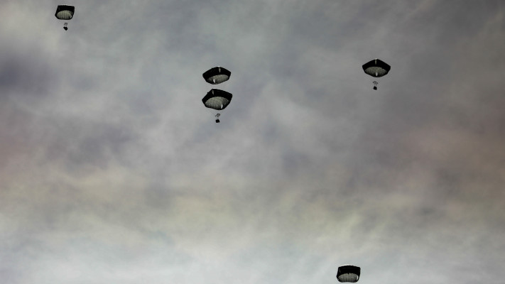 הצנחת סיוע הומניטרי בעזה (צילום: REUTERS/Kosay Al Nemer)