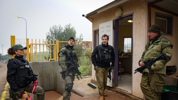 שמירות בשער בקיבוץ מלכיה