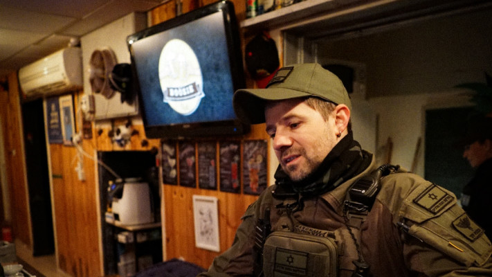 דימה מינקה בפאב בקיבוץ מלכיה