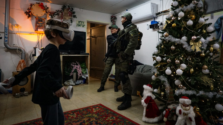 דימה ומרינה מינקה במקלט עם עץ הנובי גוד