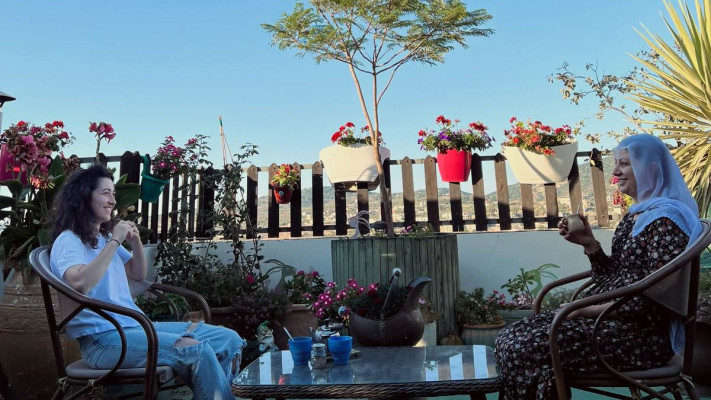 אלמזה פארס ואמא שלה, על הגג של הבית שלהן