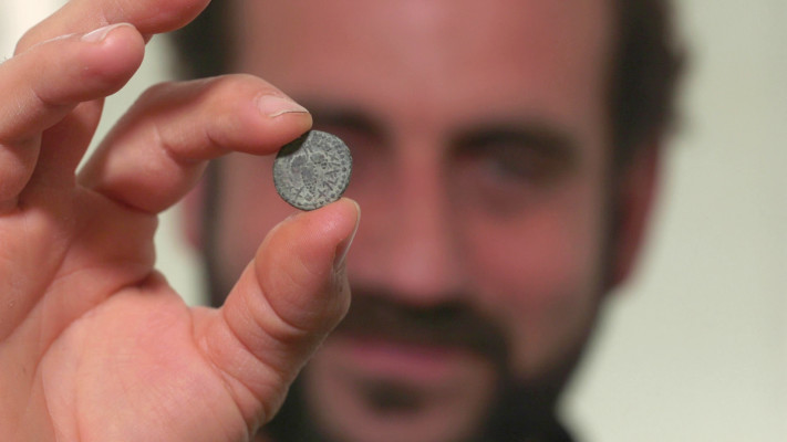 מטבע אלעזר הכהן (צילום: אמיל אלג'ם, רשות העתיקות)