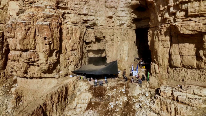 מבצע סקר וחפירות במדבר יהודה (צילום: אמיל אלג'ם, רשות העתיקות)