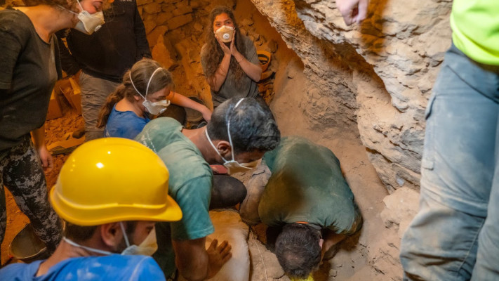 תלמידי מכינה בחפירה באחת ממערות מורבעת (צילום: יניב ברמן, רשות העתיקות)