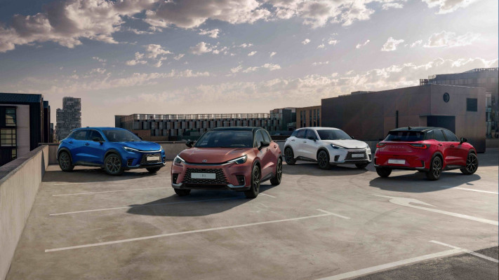 הלקסוס LBX (צילום: יח''צ)