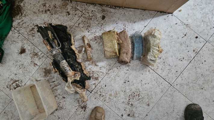 אמצעי לחימה מוסלקים בתוך קבר