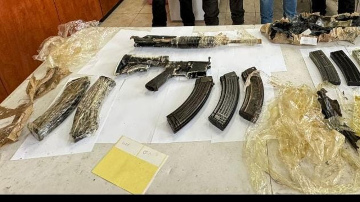 אמצעי לחימה מוסלקים בתוך קבר