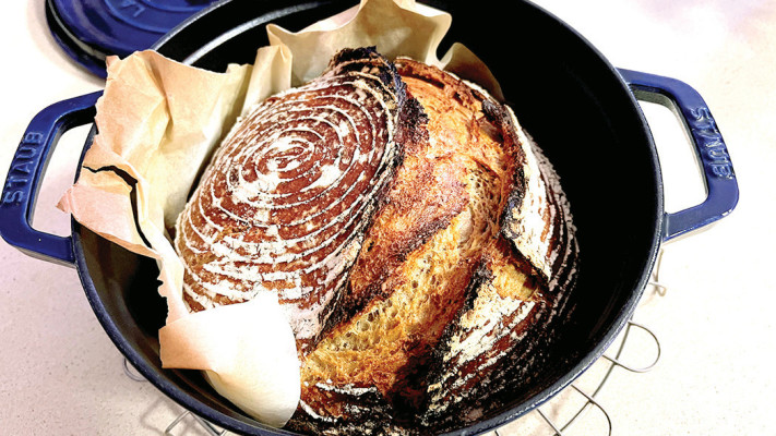 לחם מחמצת בסיר ברזל (צילום: פסקל פרץ-רובין)
