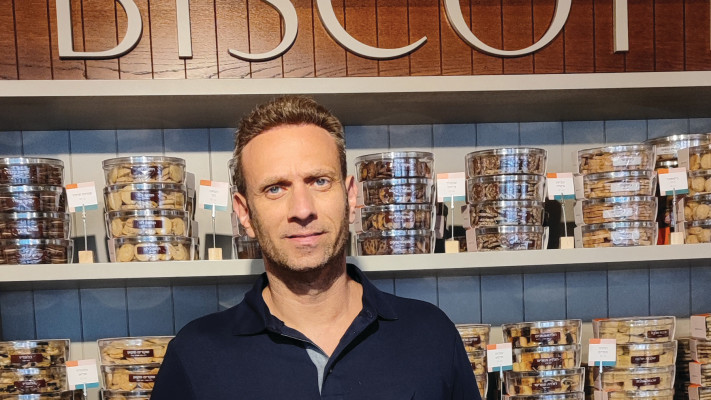 מאחורי ביסקוטי. אמיר פורת