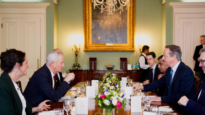 דיוויד קמרון, בני גנץ