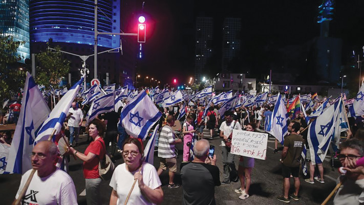 הפגנה נגד הממשלה בצומת קפלן בתל אביב (צילום: אבשלום ששוני)