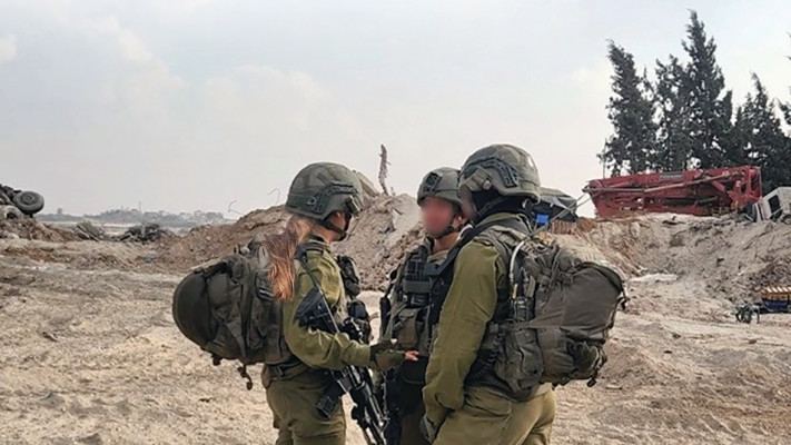 טל שלו עם הלוחמים והלוחמות ברצועת עזה