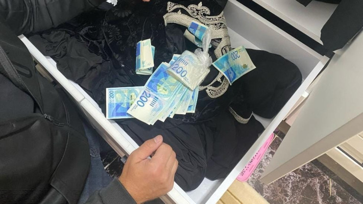 הכסף שנתפס אצל החשוד (צילום: דוברות המשטרה)