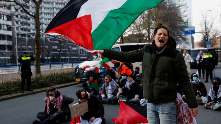 מפגינים פרו פלסטינים (צילום: REUTERS/Piroschka van de Wouw)