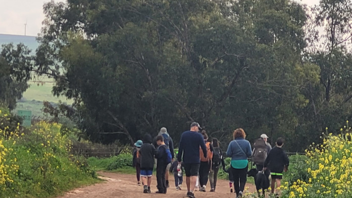 מטיילים בשמורת הטבע נחל תבור