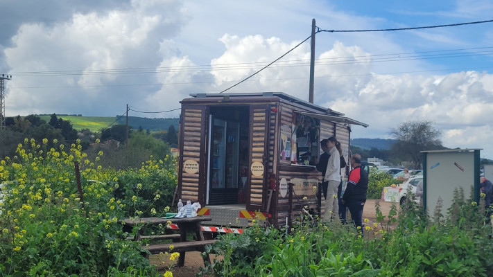 מטיילים בשמורת הטבע נחל תבור